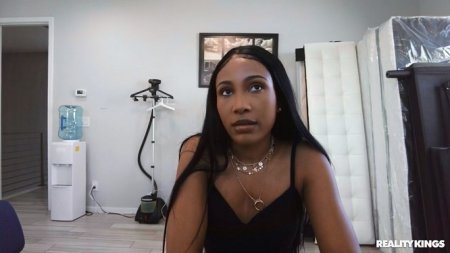 Мулатка приехала в гости к бородатому режиссеру